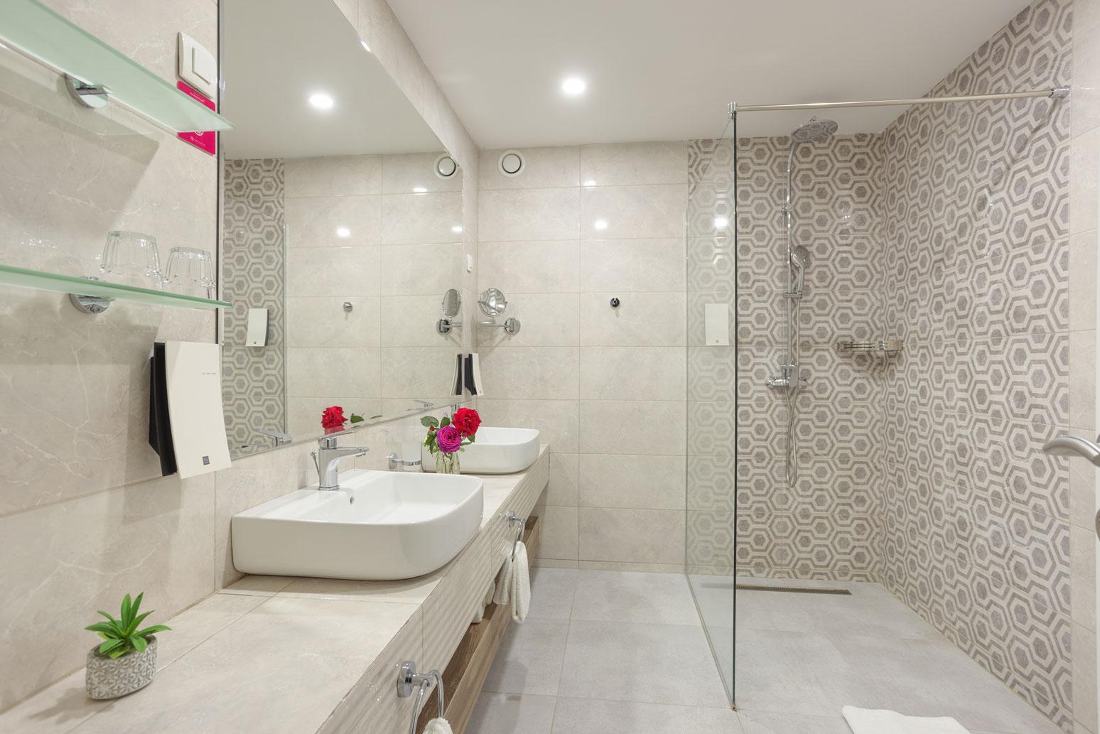 Tiara Holidays - Azul Beach Resort by Karisma - premium honeymoon suite - kupatilo